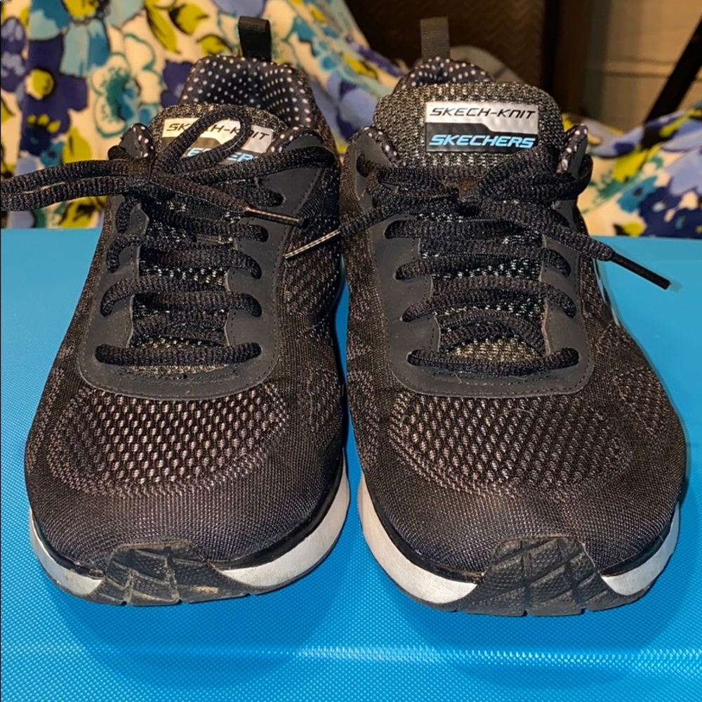 Women’s sketchers tennis shoes size 10